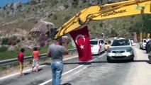 Düğün Konvoyunun Önünü iş Makinesiyle Kesmek