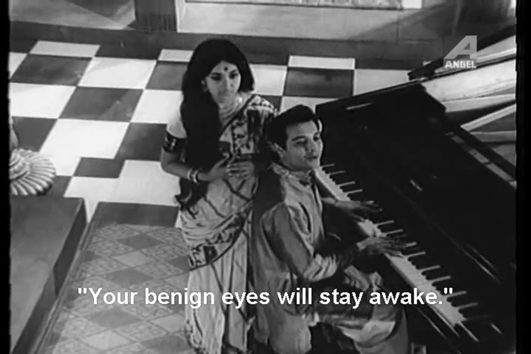 Tumi Rabe Nirabe  Kuheli  Bengali Movie Video Song  Rabindra Sangeet  Hemanta  Lata Mangeshkar