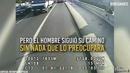 Impactante: el momento en el que hombre empuja a una mujer a la carretera y por poco es atropellada