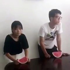 Comment manger une tranche de pastèque en 1 seconde