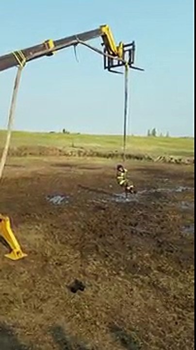 Des pompiers américains s'amusent à faire du rodéo avec un lance