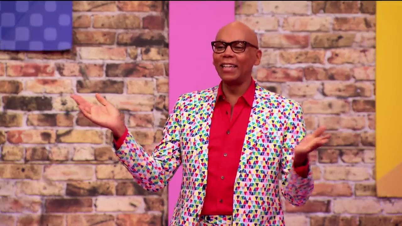 Lisa Kudrow Joins the Queens! | RuPauls Drag Race Season 9 | #FierceFridays | Now on VH1!