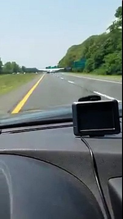 Un avion de tourisme atterrit sur une autoroute (Yaphank)