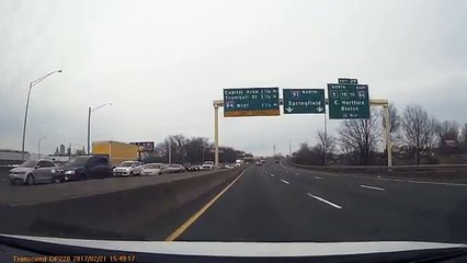 Un automobiliste s'insère au dernier moment dans une file de voiture