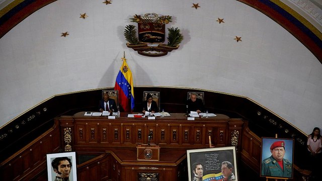 Las fuerzas chavistas impiden el paso al Parlamento a los diputados opositores