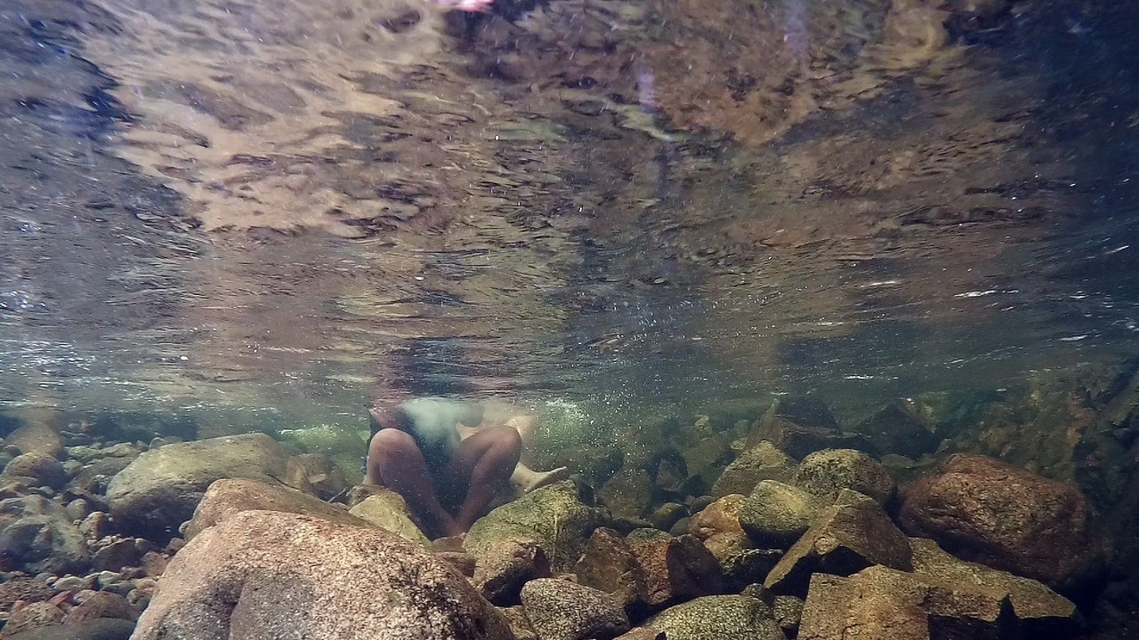PVT CANADA_douche dans la riviere