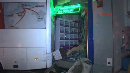 Freni Boşalan Servis Minibüsü Pet Shopa Girdi