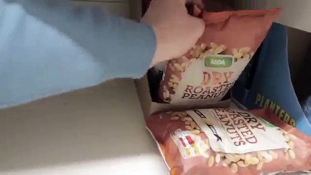 BIGGEST SNICKERS IN THE WORLD *NUT ALLERGY* (CLOSED THROAT ALMOST KILLED ME)