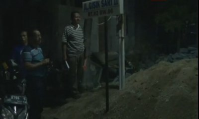 Télécharger la video: Bocah Ini Tewas Tersengat Listrik di Tiang Lampu Jalan