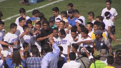 Ronaldinho alienta a los niños salvadoreños a perseguir sus sueños