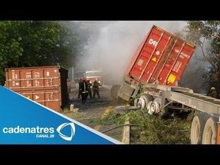Vuelca tráiler que transportaba 70 toneladas de sopa  (VIDEO)