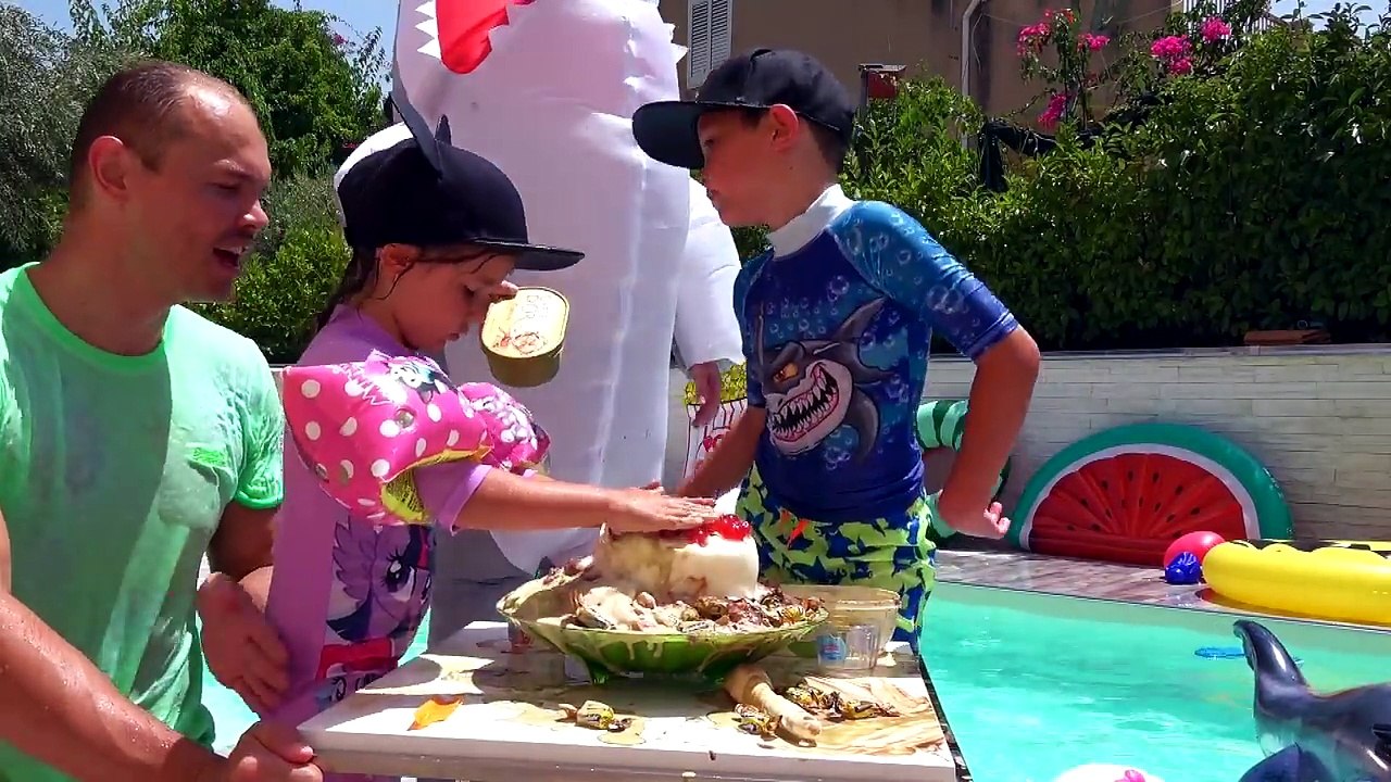 ICE CREAM Challenge Попробуй не ПОПРОБУЙ ЧЕЛЛЕНДЖ Мороженое в БАССЕЙНЕ Largest I