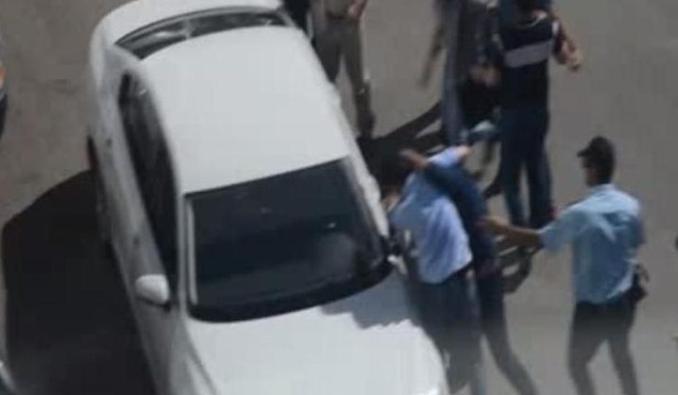 Polis önce biber gazı sıktı, sonra su dökerek yardım etti