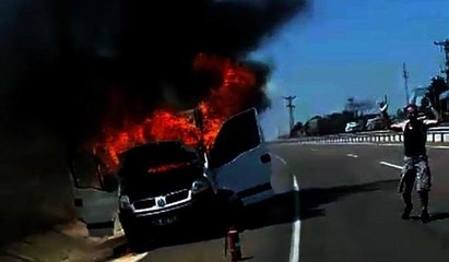 Alev alev yanan aracını böyle izledi