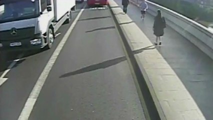 Un jogger pousse une femme sur la route