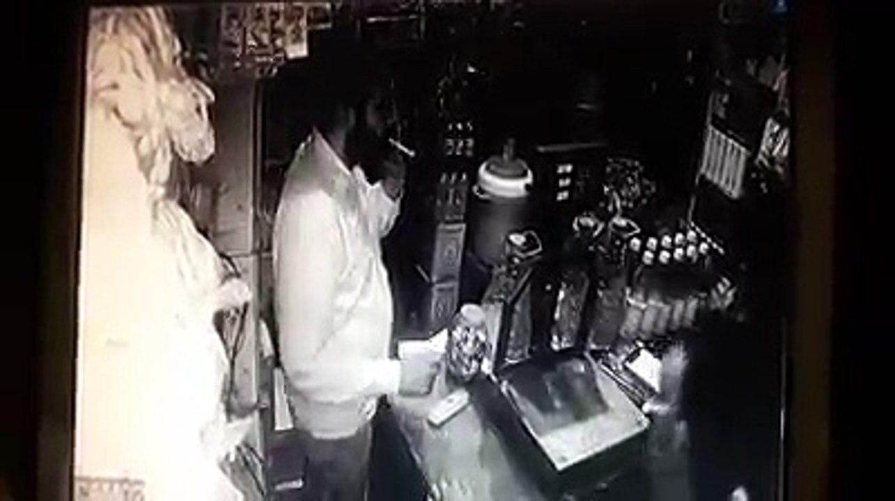 شرقپورروڈ پر واقع ایک دکان میں ہونے والی ڈکیتی کی CCTV فوٹیج دیکھیں۔ ویڈیو: میاں مزمل۔ لاہور