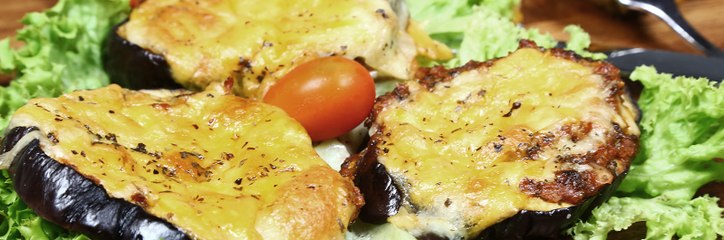 بطريقة سهلة جداً بالفيديو، شرائح الباذنجان بصلصة البيتزا والجبنة