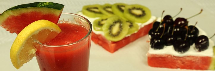 تعلمي صنع عصير الليموناضة بالبطيخ المنعش بالفيديو