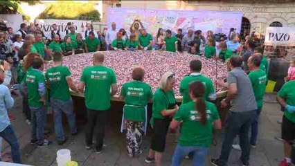 O Carballiño elabora la tapa de pulpo más grande del mundo en tiempo récord