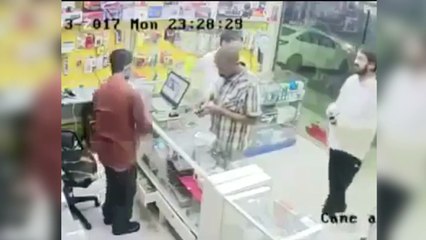 ¡Teléfono explota en las manos de técnico indio!