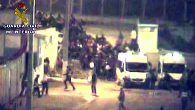 Suspenden el tráfico de mercancías por el Tarajal