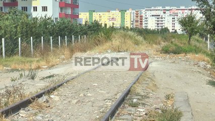 Report TV - Laprakë,rruga e lënë përgjysmë banorët s'hyjnë dot në shtëpi