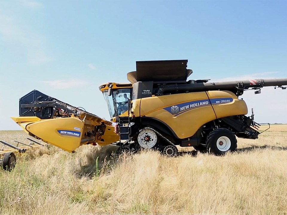 Auto Plus au volant d'une moissonneuse