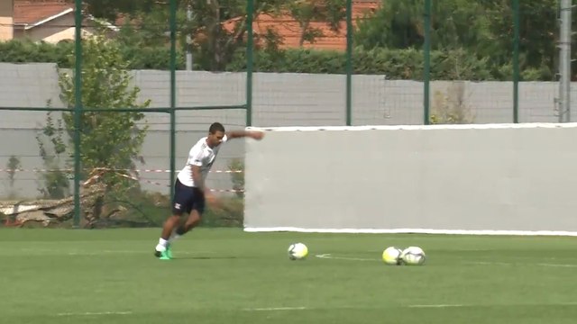 Memphis Depay enchaîne les coups-francs à l'entraînement