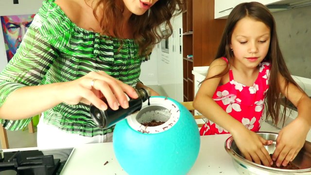 МОРОЖЕНОЕ в Мяче Челлендж Пинаем МЯЧ Который Сам делает МОРОЖЕНОЕ Вика в Шоке /// Вики Шоу