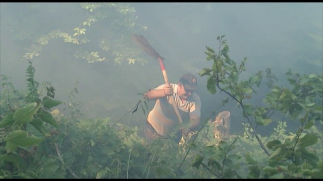 DHJETERA VATRA ZJARRI ENDE AKTIVE NE SHQIPERI, VIJON BETEJA ME FLAKET NGA VERIU NE JUG LAJM