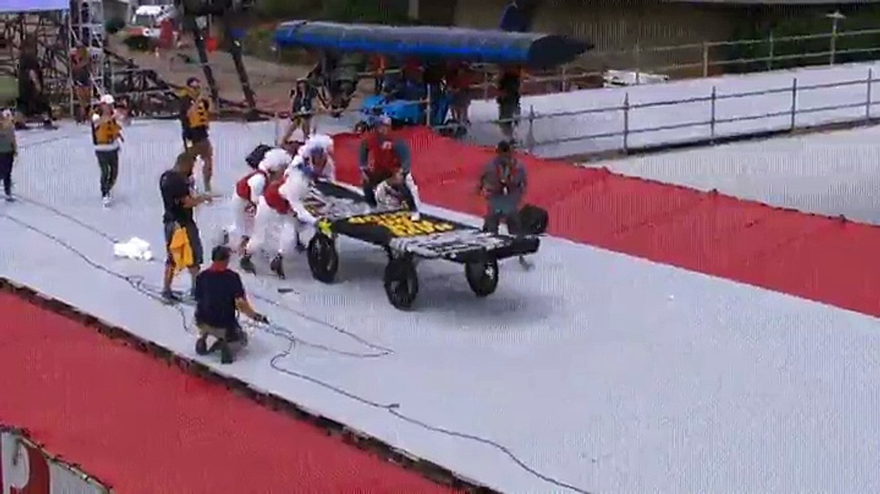 Il monte sur une grosse skateboard dans une competition Red Bull ! Fail