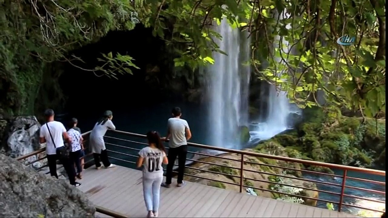Doğa Harikası Şelale Ziyaretçi Akınına Uğruyor