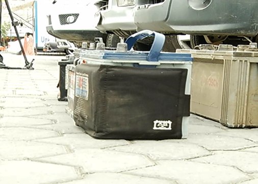 Cámaras de seguridad capto como dos individuos se sustraen accesorios de los vehículos al norte de Guayaquil