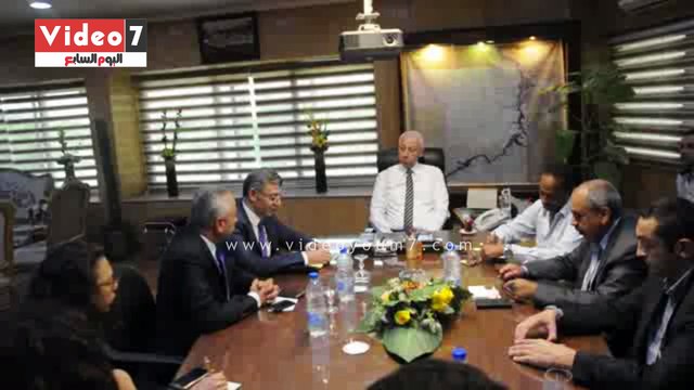 محافظ أسوان يلتقى بوفد ممثلى الشركات المنفذة لمشروع الطاقة الشمسية