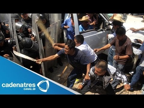 Policía de Oaxaca choca y desaloja a ocupantes de agencias municipales; hay varios detenidos