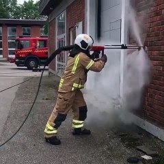 İtfaiyenin İlginç Yangın Söndürme Aparatı