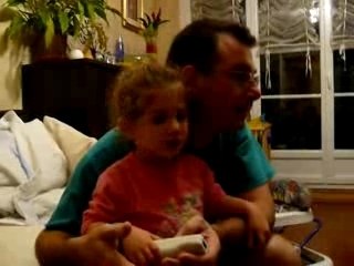 papa et lucy jouent à la wii