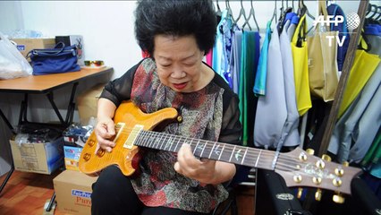 A 81 ans, une guitariste de rock fait sensation à Singapour