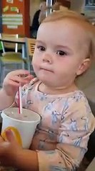 Une enfant goûte du Coca-Cola pour la première fois