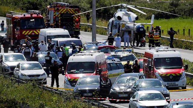 Parigi: attacco ai militari, si indaga per terrorismo