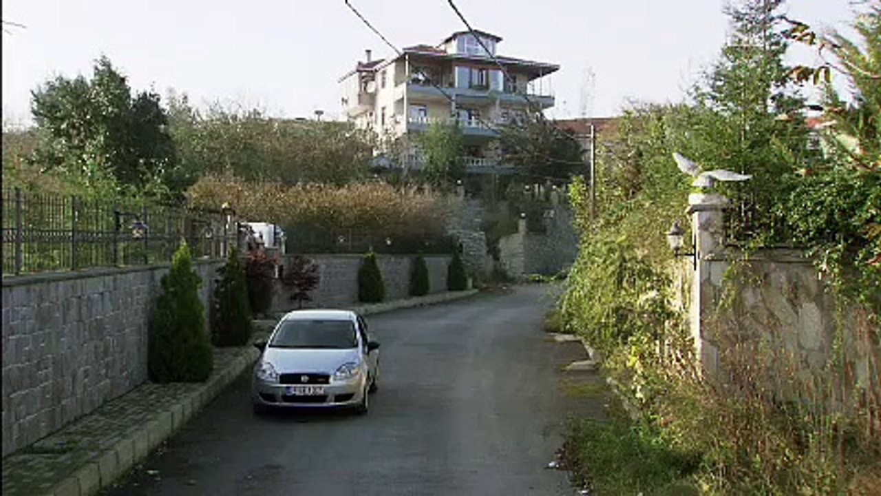 Eyşan  tenta consolar Ezel - Capítulo 131