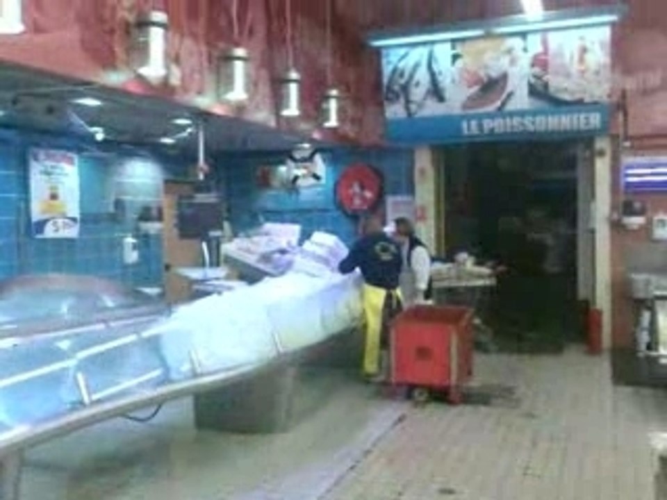 Vendeuse de poisson ki pete les plons