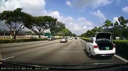 Aparatoso accidente con una motora que rebaso un vehículo por el área del paseo