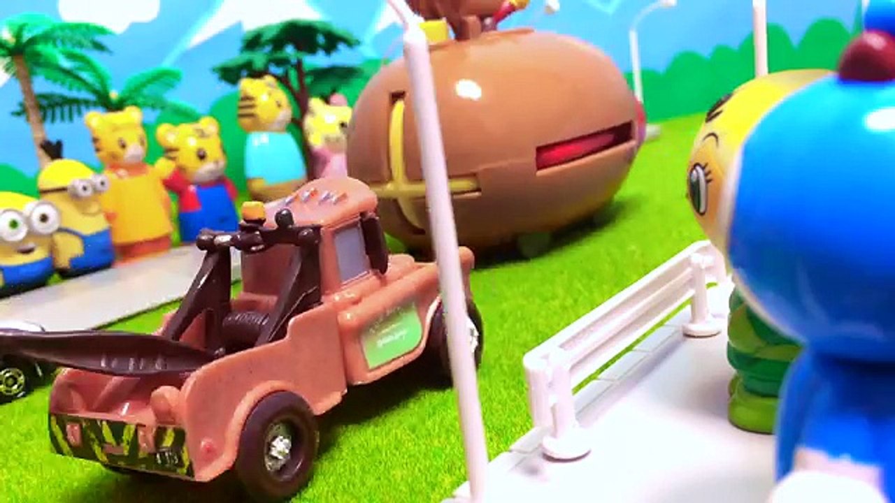 カーズ アンパンマン はたらくくるまのレース★ライトニング・マックィーンと勝負！メーター アンパンマン号 もぐりん 緊急車両☆パトカー 消防車 救急車 ディズニー トミカ おもちゃ たまごMammy