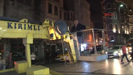 Beyoğlu'nda Zabıta'nın Gece Yarısı Led Işıklı Tabela Operasyonu