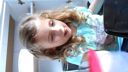 Lívia cantando para a mamãe dela_