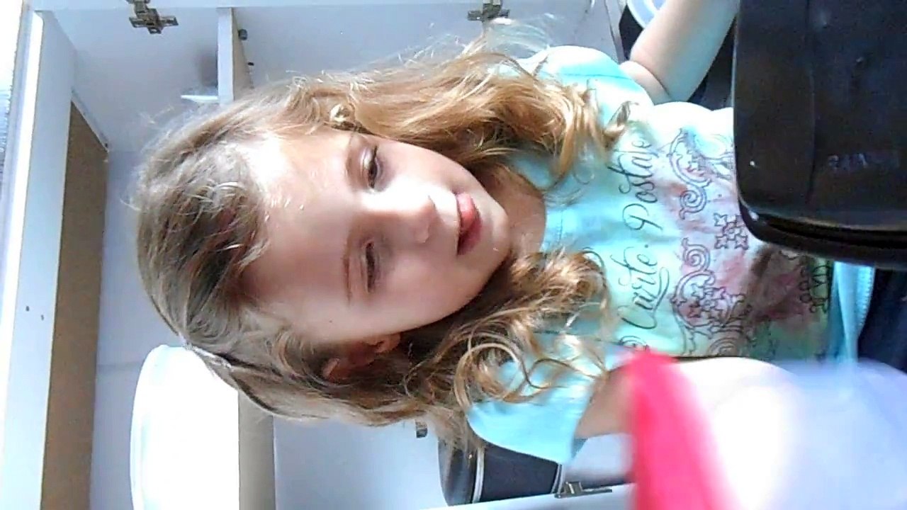 Lívia cantando para a mamãe dela_