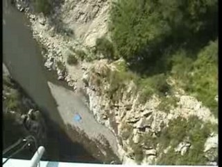 Ludo saut à l'élastique tout en décontraction