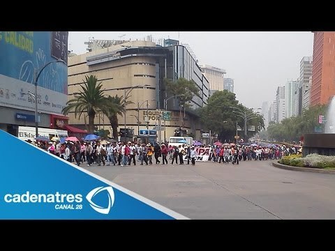 Campesinos derriban vallas metálicas al exterior de la Secretaría de Gobernación