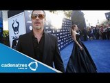 Reportero golpea a Brad Pitt durante la alfombra roja de Maléfica